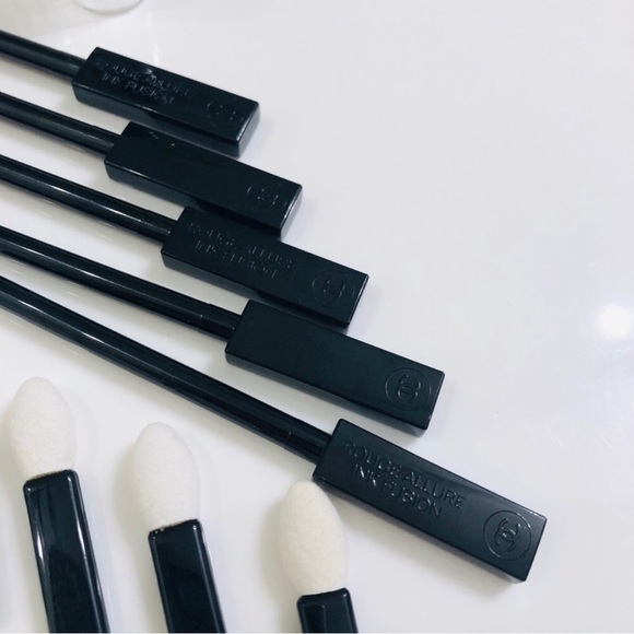 - Chanel lip gloss and eye shadow applicators bundle - Picture 5 of 5
